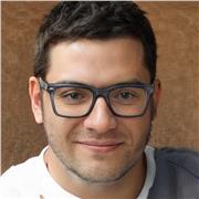 Chemie-Absolvent bietet Universitätsstudenten Kurse in organischer Chemie an.